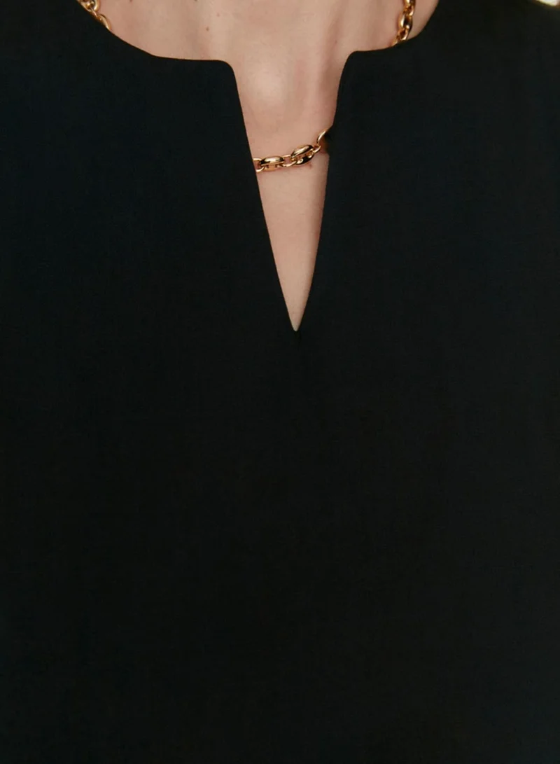 ترينديول بلوزة بياقة مدببة