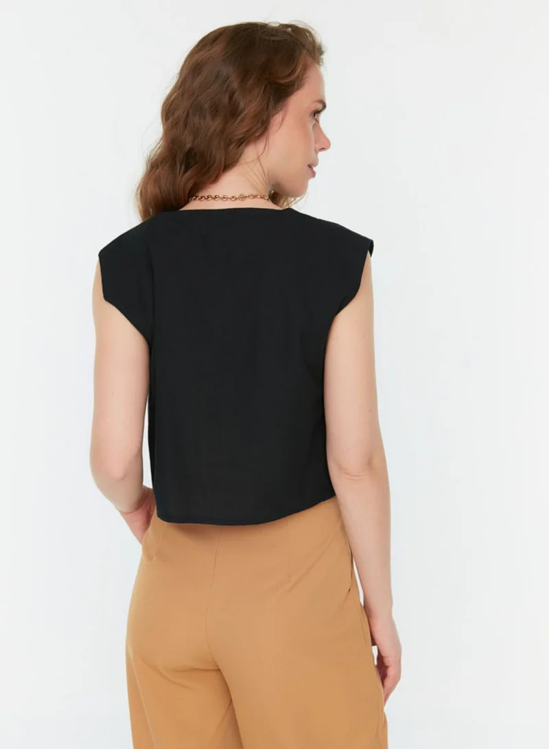 ترينديول بلوزة بياقة مدببة