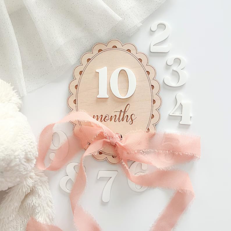 Haoser علامات milestones الشهرية للرضع | علامات milestones خشبية للرضع | أقراص خشبية milestones شهرية | أقراص milestones للرضع | أدوات تصوير للرضع | بطاقات أرقام قابلة للتبديل 13 قطعة بشريط وردي للرضع - Image 5