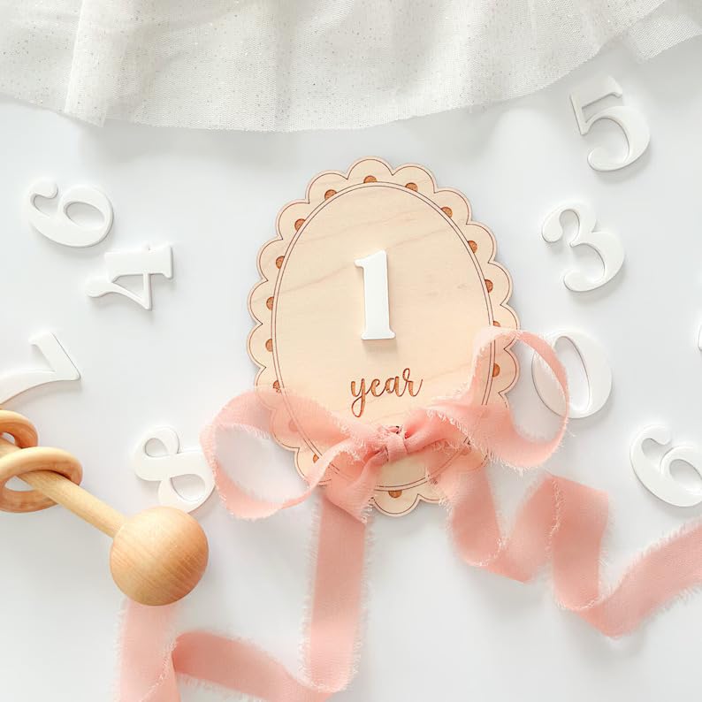 Haoser علامات milestones الشهرية للرضع | علامات milestones خشبية للرضع | أقراص خشبية milestones شهرية | أقراص milestones للرضع | أدوات تصوير للرضع | بطاقات أرقام قابلة للتبديل 13 قطعة بشريط وردي للرضع - Image 1