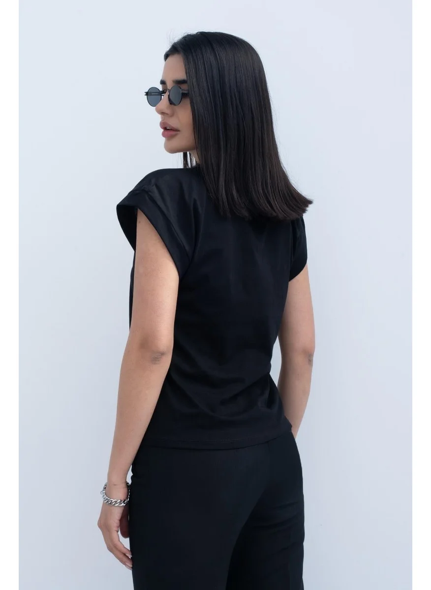 Dilvin Women's Black Crew Neck T-Shirt