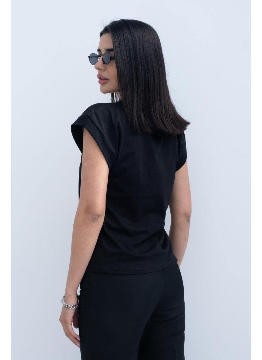 Dilvin Women's Black Crew Neck T-Shirt  - Image 4