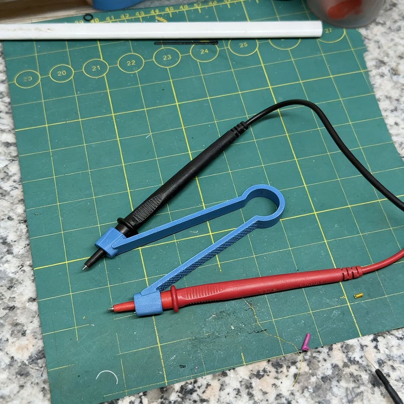 1 Pcs White Practical Multipurpose Multimeter Probe Holder Instrument Single Hand Auxiliary Tool Firmly Hold Meter Pointer Adjust Equipment Record Data Universal Compatible With Common Pointed Probes Circuit Repair Part - Image 3