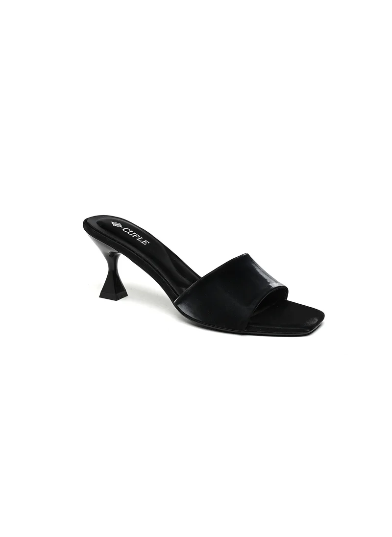 Cuple heeled sandal with a square toe
