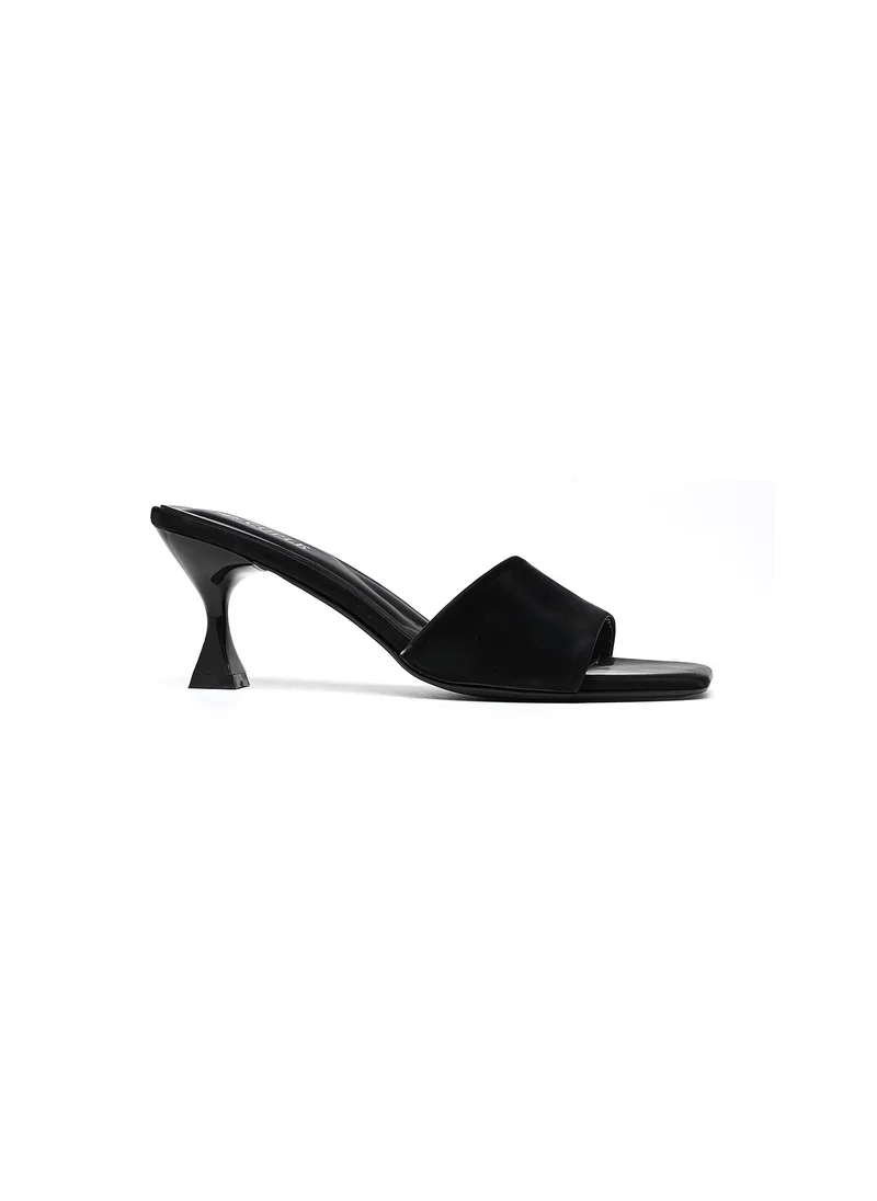 Cuple heeled sandal with a square toe