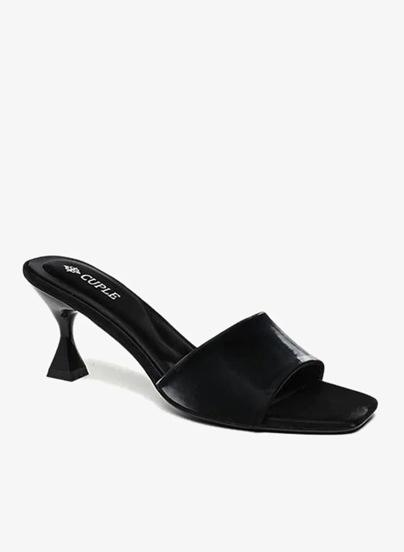 Cuple heeled sandal with a square toe