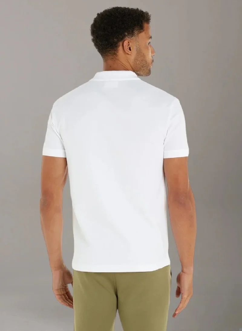 كالفن كلاين جينز تيشرت بولو مزين بحروف كلفن كلاين