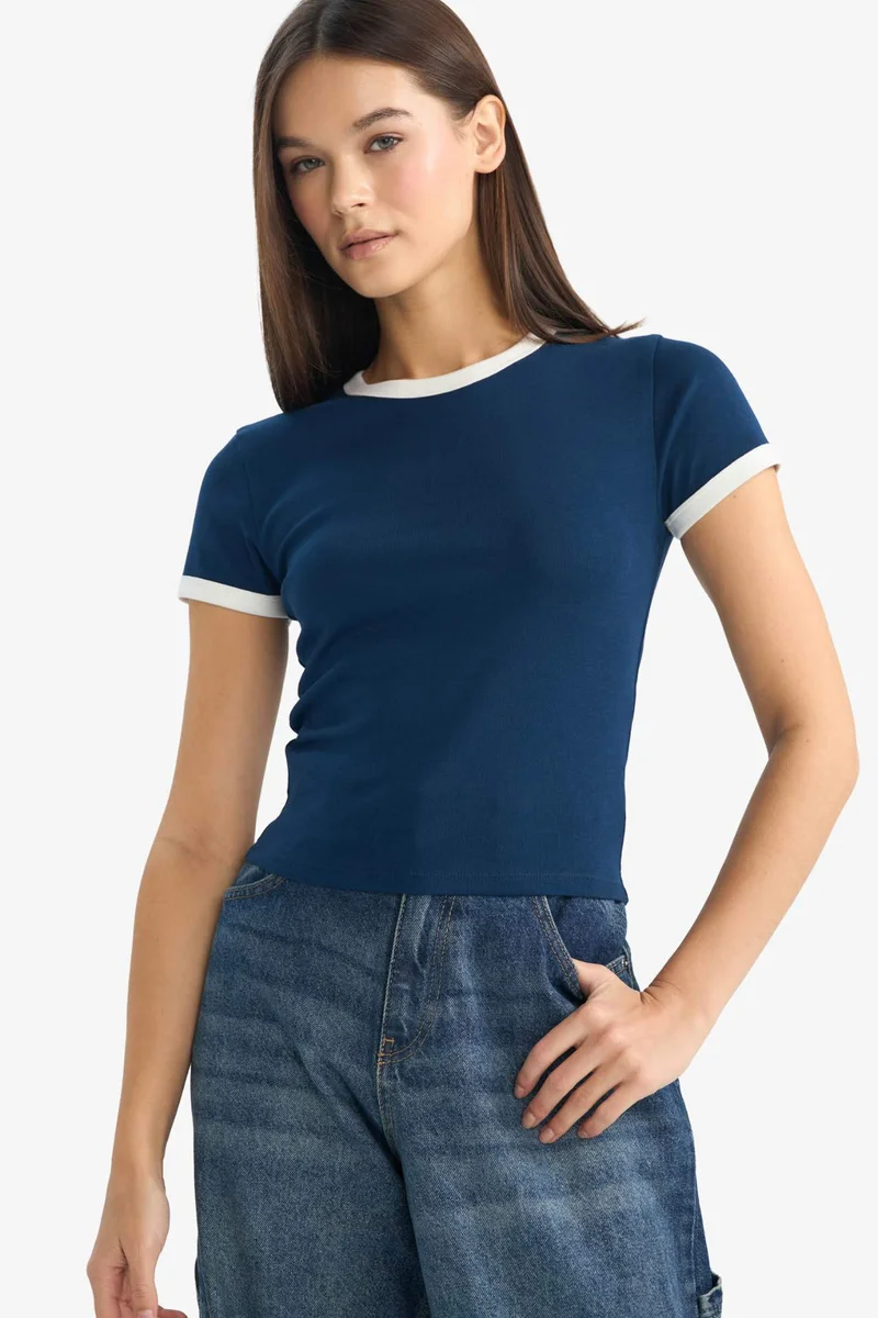 ديفاكتو Fitted Crew Neck Short Sleeve T-Shirt