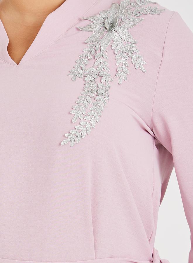 Styli Styli Plus Size Solid Collared Wrap Look Jalabiya with Lace Patch Detail  - Image 4