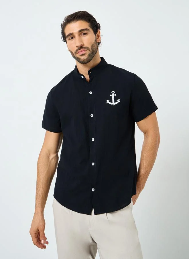 تايك تو قميص بأزرار بأكمام قصيرة وطبعة جرافيك