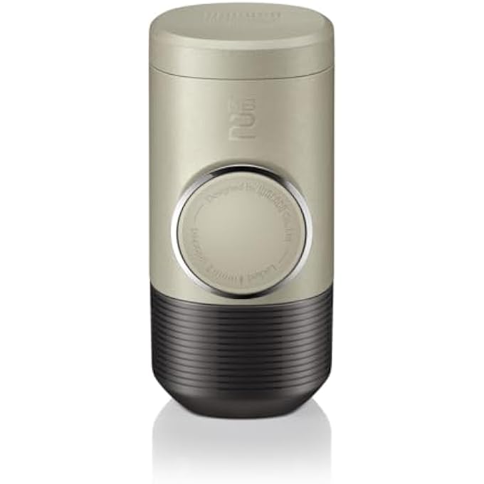 واكاكو ماكينة صنع قهوة الإسبريسو المحمولة Minipresso Ns2، صديقة للبيئة، مصنوعة باستخدام الكتلة الحيوية، استخلاص قوي بقوة 18 بار، وزن خفيف للغاية، نظام خزان مياه مدمج، لون بيج - Image 1