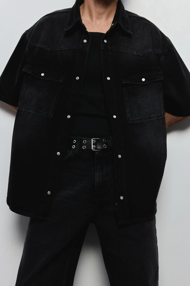 اتش اند ام قميص دنيم بأكمام قصيرة وقصة فضفاضة