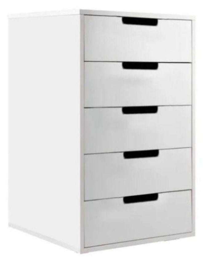 This white 5-drawer chest combines practicality and beauty in a single, modern design that adds a touch of calm and purity to any room.