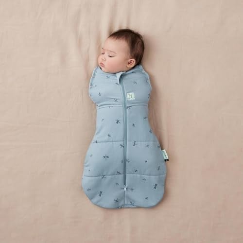 ergoPouch كيس النوم ErgoPouch Cocoon Swaddle Sack 1.0 TOG - كيس نوم للأطفال، تصميم مريح يساعد على تهدئة رد فعل الفزع، مثالي للنوم مع الأذرع داخل/خارج، قماش ناعم وقابل للتنفس لنوم أفضل (0-3 أشهر، اليعسوب) - Image 2