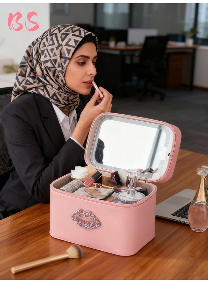 بي إس حقيبة مكياج مزودة بإضاءة LED ومرآة | إضاءة بثلاثة ألوان قابلة للتعديل | مادة PU مقاومة للماء | وظيفة توفير الطاقة | صندوق تخزين مستحضرات تجميل بسعة كبيرة | صندوق تخزين لأدوات وإكسسوارات المكياج النسائية | مناسبة للسفر والاستخدام المنزلي | حقيبة تخزين محمولة - Image 4