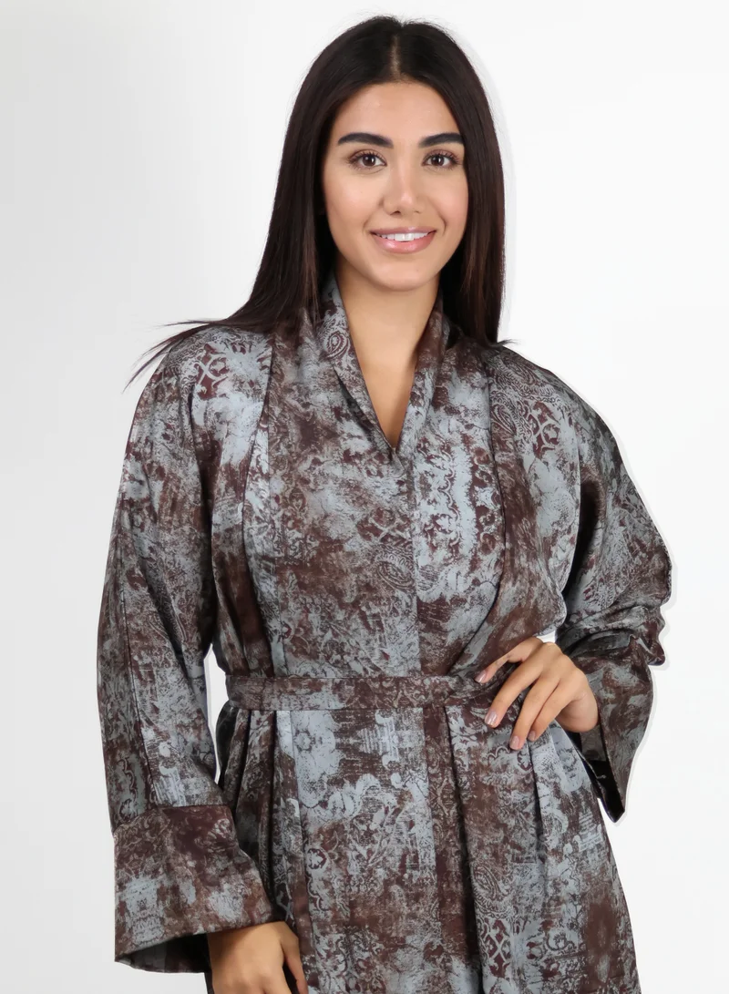 جميلة طقم عباية رمادية مفتوحة بطبعة تجريدية من سيينا مع حزام ووشاح