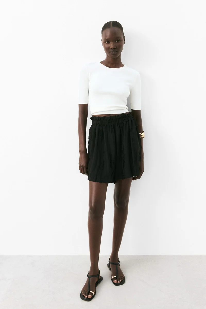 اتش اند ام تي-شيرت محبوك من نسيج فاخر