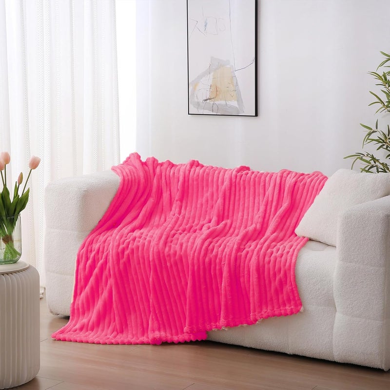 Linecooo بطانية من الصوف باللون الوردي الزاهي، مقاس 60” × 80”， مناسبة للأريكة أو السرير، ناعمة جدًا ومريحة، مصنوعة من القطن الميكروفيبر مع تصميم خطوط، خفيفة الوزن، مناسبة للبالغين والنساء والفتيات. - Image 4