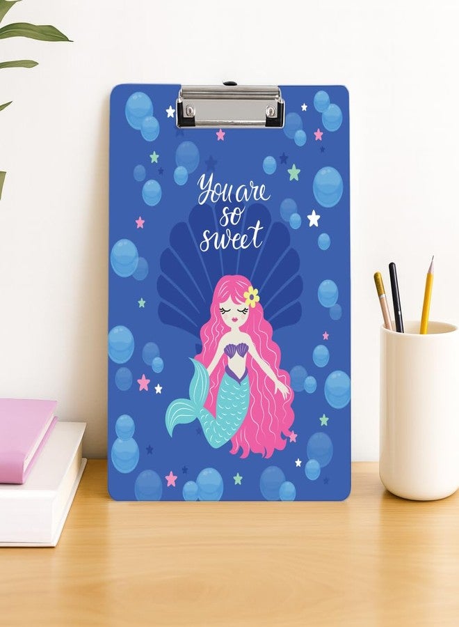 لوحة رسم وكتابة وامتحان من Artious مزودة بمشبك (المقاس: 24 × 36 سم)، متينة وخفيفة الوزن، مناسبة للمكاتب والمدارس والجامعات - بتصميم حورية البحر - Image 1