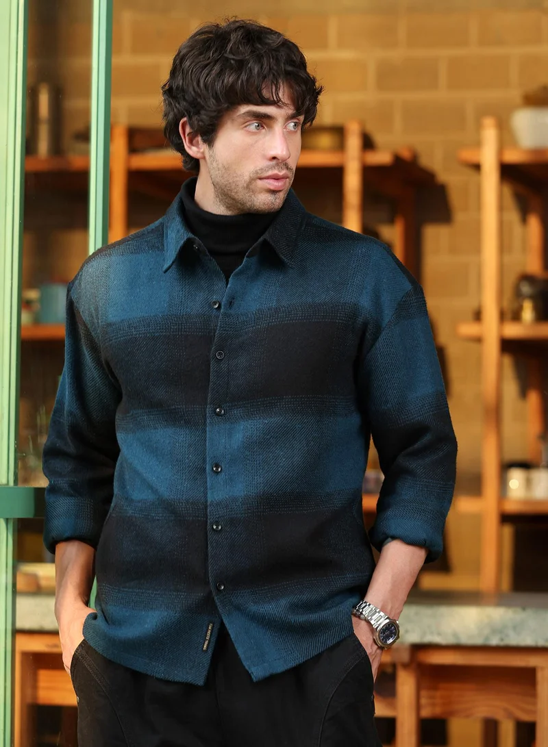 كامبوس سوترا قميص رجالي كبير كاروهات بياقة ممتدة وأكمام طويلة بأزرار، قماش منقوش للارتداء اليومي، أزرق داكن وأسود