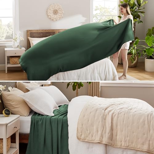 Bedsure بطانية Bedsure GentleSoft 100% قطن بحجم كوين للسرير - قابلة للتنفس وخفيفة الوزن، ناعمة ومريحة مع نسيج متعرج منسوج للصيف، أخضر داكن، 90x90 بوصة - Image 4