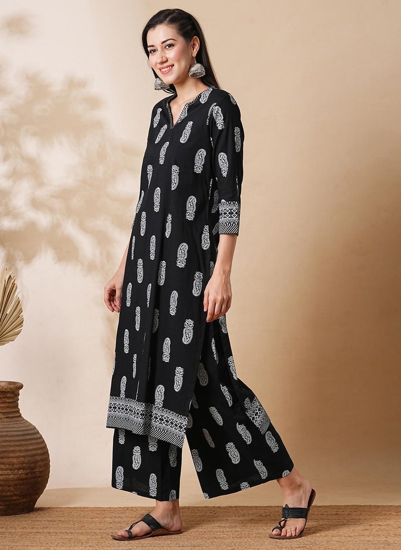 Globus Women's Black Paisley Print Kurta Set with Beads Detail V Neck and Palazzos - Image 3