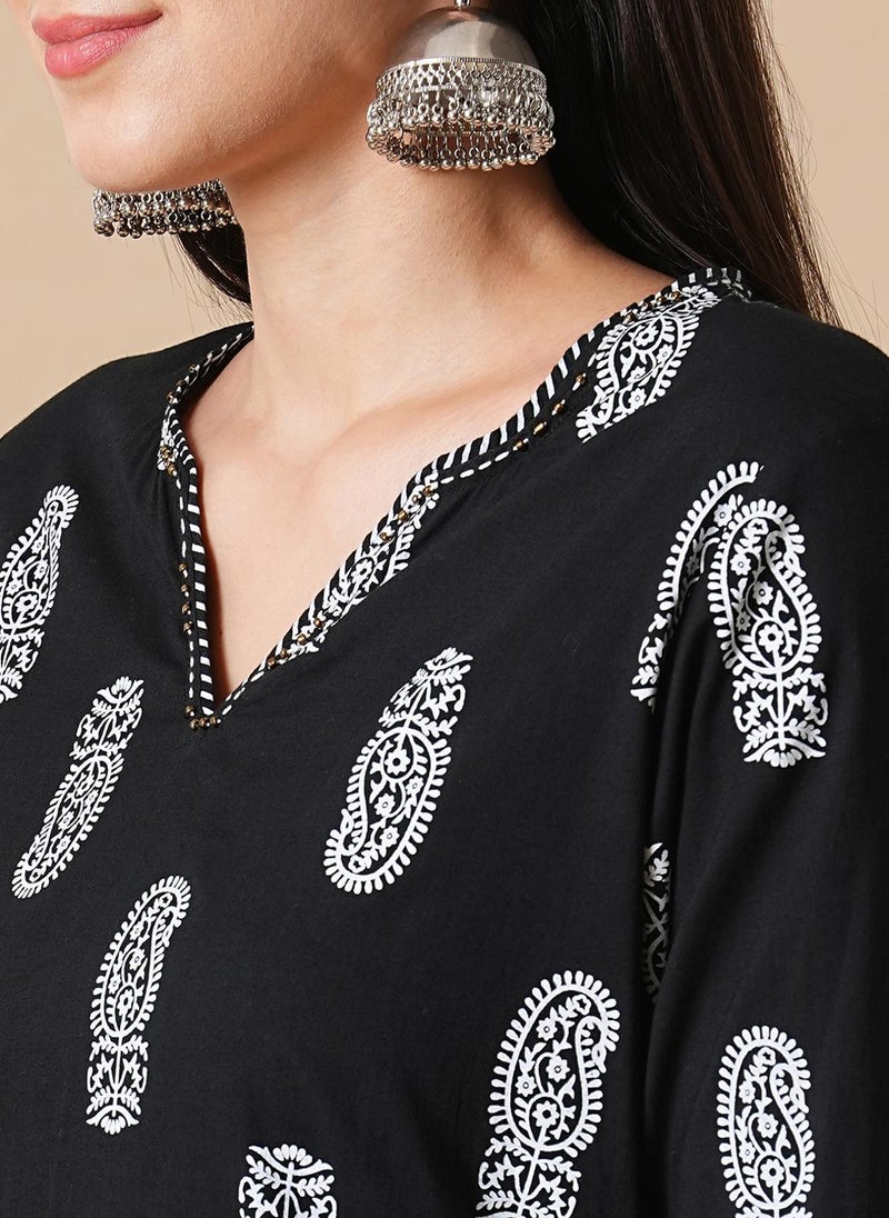 Globus Women's Black Paisley Print Kurta Set with Beads Detail V Neck and Palazzos - Image 5