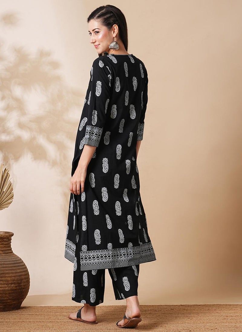 Globus Women's Black Paisley Print Kurta Set with Beads Detail V Neck and Palazzos - Image 4