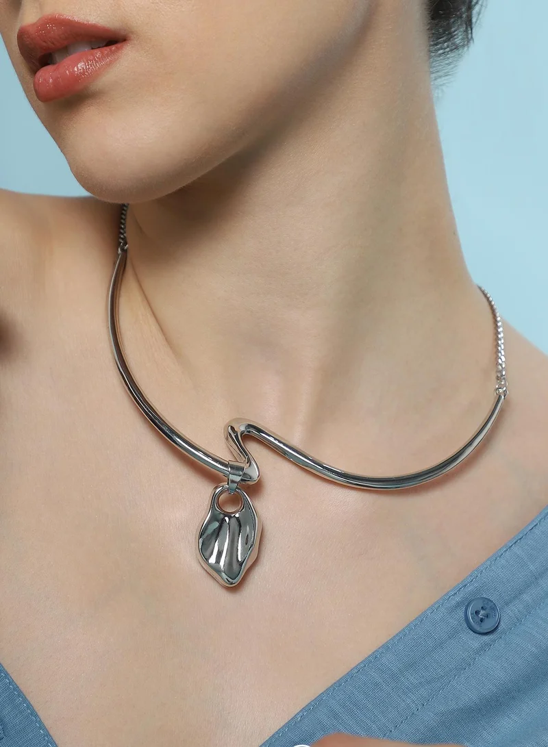 سوهي قلادة نسائية بياقة صدفة متموجة بلون كروم مقاس واحد من خليط معدني بإغلاق بمشبك مخلب للاستخدام اليومي والمسائي