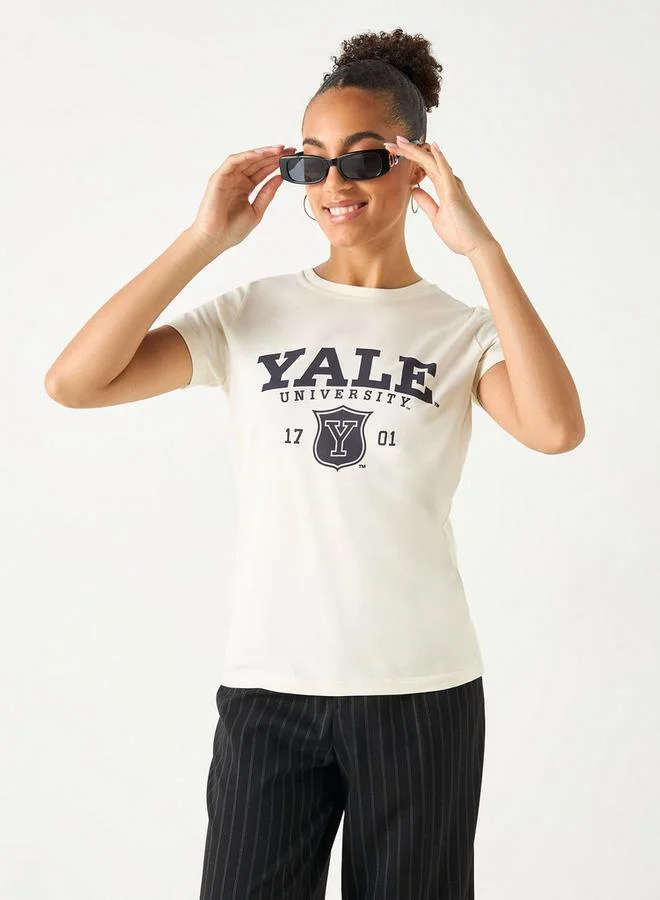 اس بي كاركترز تيشيرت بياقة ضيّقة وأكمام قصيرة وطبعات فارستي