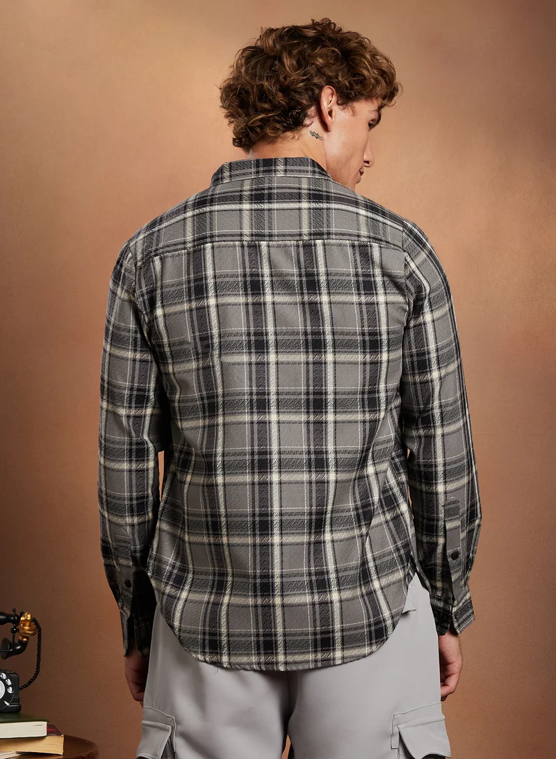 Campus Sutra Campus Sutra Men's Moon Grey & Onyx Black Shadow-Check Regular Shirt For Casual Wear | Spread Collar | Long Cuffed Sleeves | Button Closure | Shirt Crafted With Comfort Fit For Everyday Wear