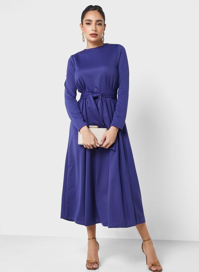 رفقة من مودانيسا فستان بفتحة رقبة مستديرة مزين بربطة - Image 1