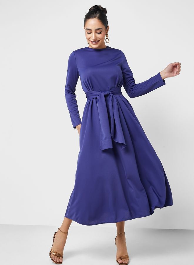 رفقة من مودانيسا فستان بفتحة رقبة مستديرة مزين بربطة - Image 4