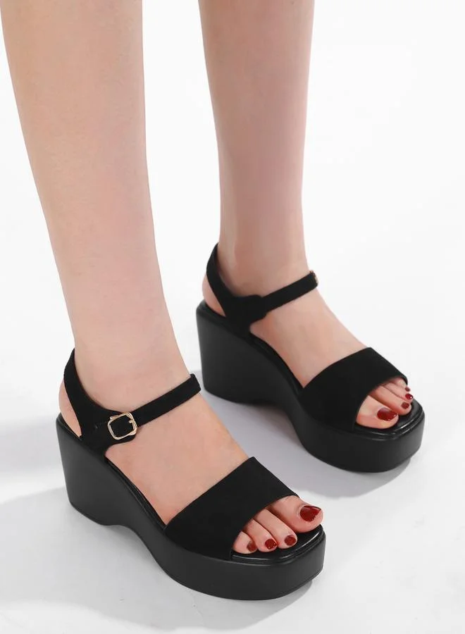 سنيك ايه بيك صندل أسود بكعب مرتفع وحزام للكاحل