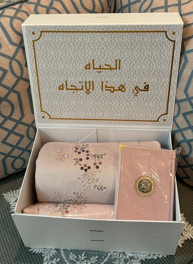 Brides A prayer rug set consisting of 3 pieces, a quilted prayer rug + an embroidered prayer sheet + a Qur’an - Image 2