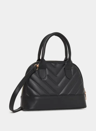 ستايلي شنطة يد مبطنة بتفاصيل بارزة الملمس