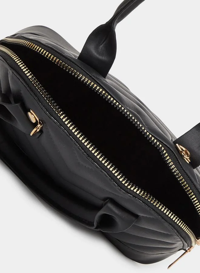 ستايلي شنطة يد مبطنة بتفاصيل بارزة الملمس