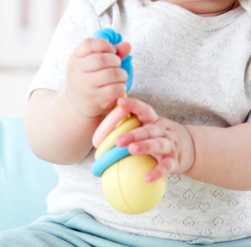 Hape مجموعة هابي للخرخيشة وعضاضة الأسنان | مجموعة خرخيشة وعضاضة مكونة من 3 قطع للأطفال، بألوان ناعمة - Image 5