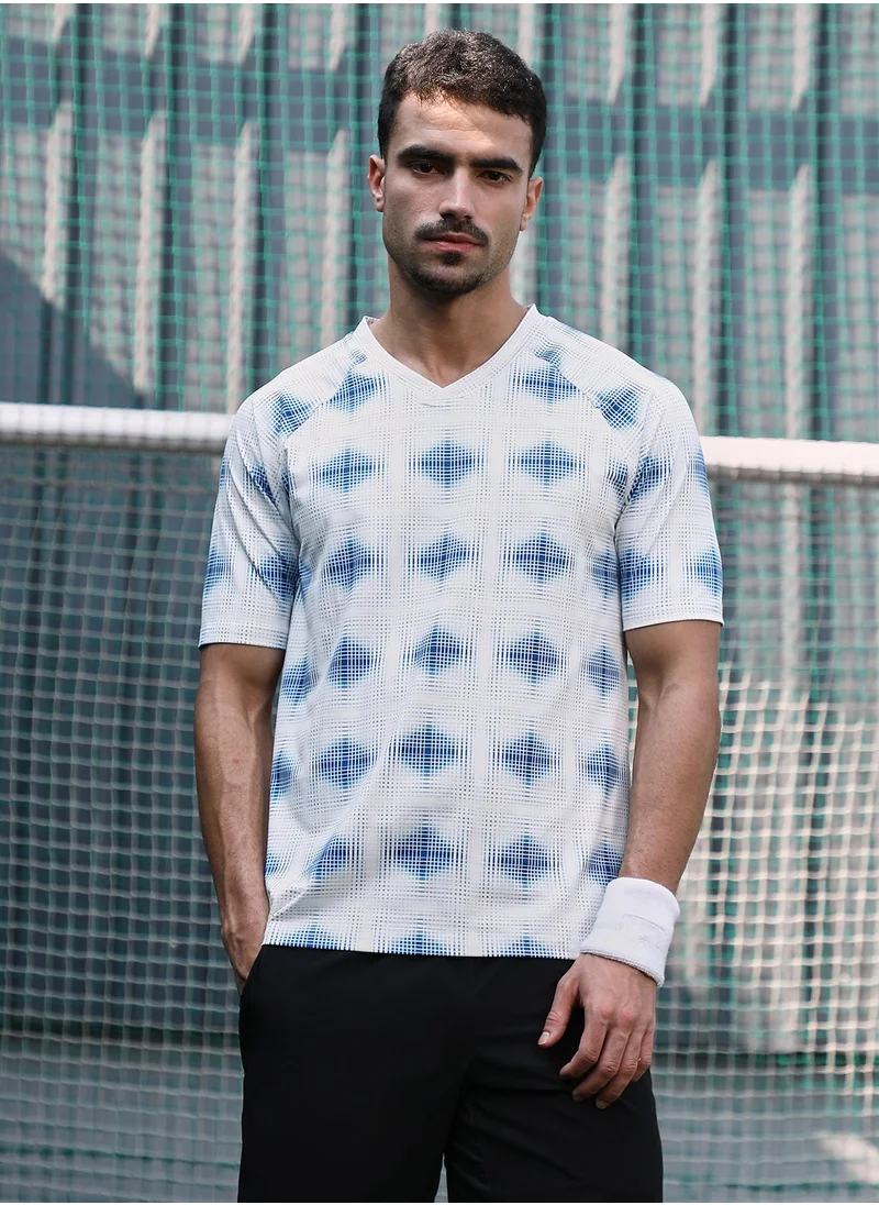 Campus Sutra Campus Sutra Men's Cream White & Indigo Blue Static-Bloc Activewear T-Shirt For Casual Wear | V-Neck | Short Sleeves | Jersey T-Shirt Crafted With Comfort Fit For Everyday Wear