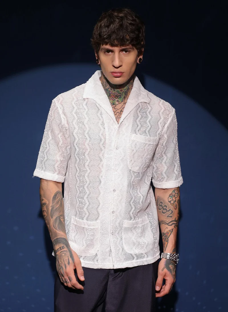 كامبوس سوترا قميص رجالي أبيض بنقشة زهور مفتوح محبوك للملابس الكاجوال بياقة عريضة وأكمام قصيرة عادية وإغلاق بأزرار بقصة واسعة مريحة للاستخدام اليومي