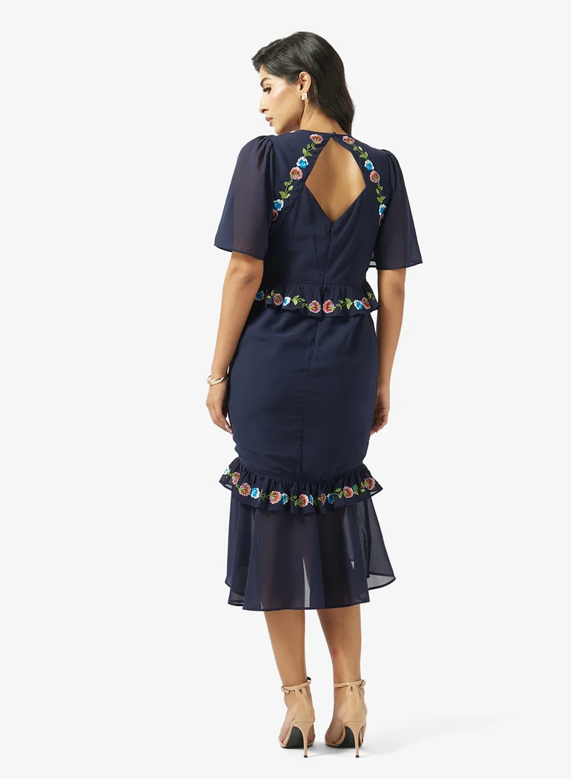 هوب اند ايفي فستان ميدي بخصر بيبلوم وياقة على شكل حرف  وتنورة بكشكشة متدرجة