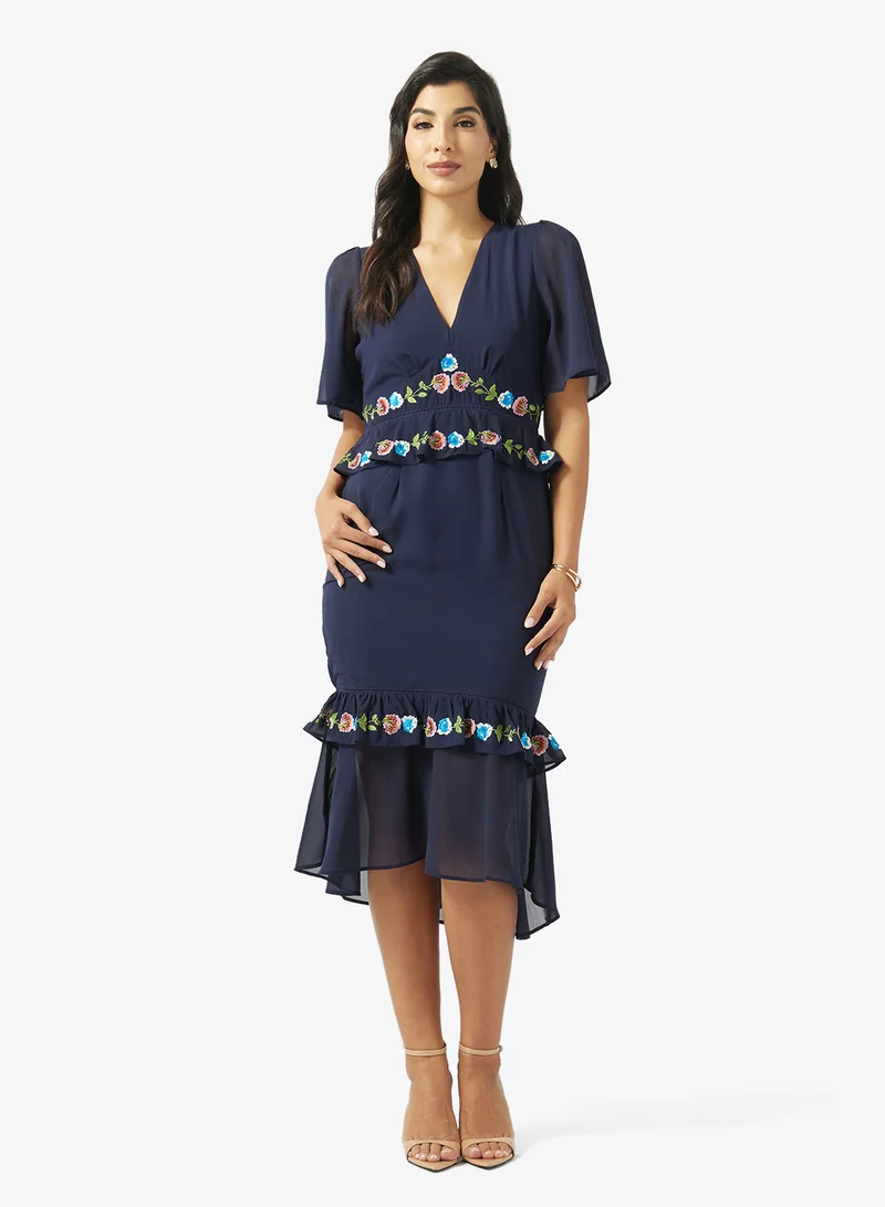 هوب اند ايفي فستان ميدي بخصر بيبلوم وياقة على شكل حرف  وتنورة بكشكشة متدرجة