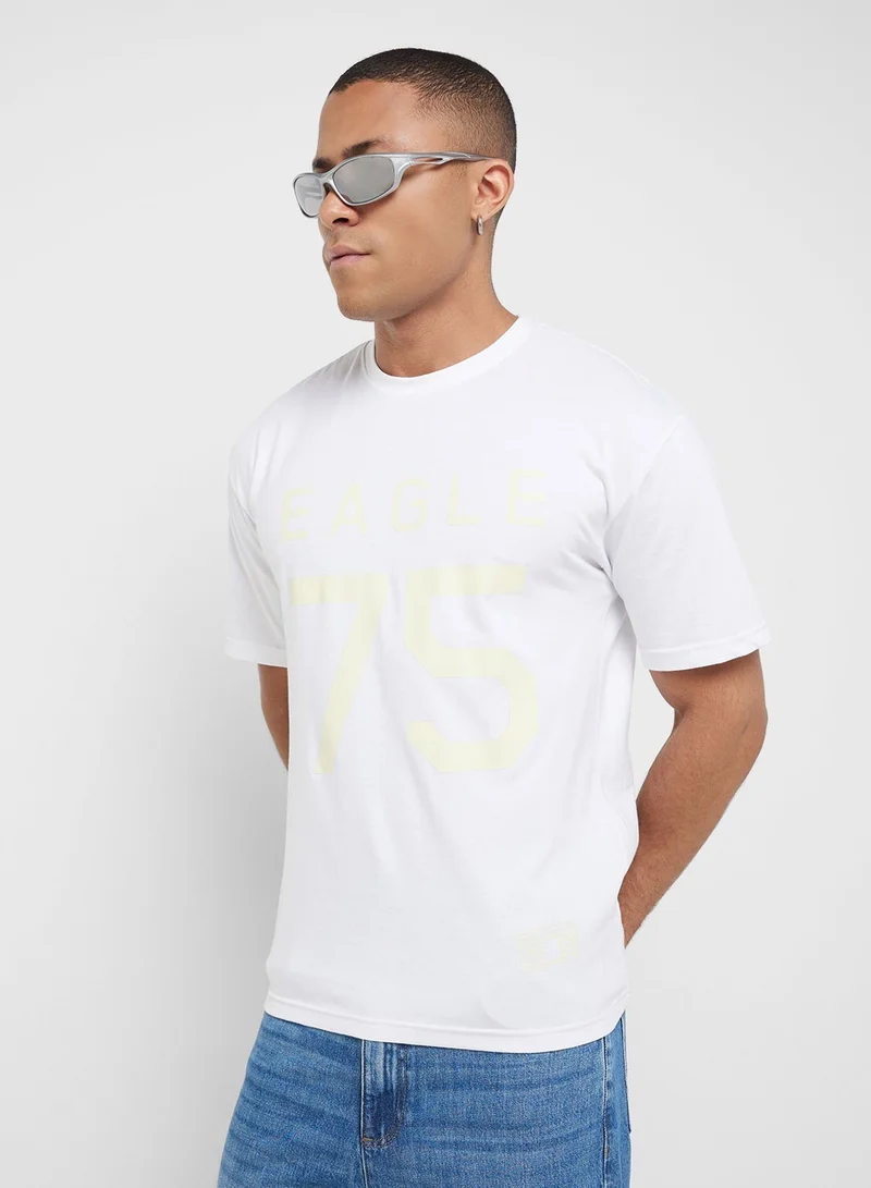 سفنتي فايف تيشيرت بطباعة جرافيك كبير الحجم