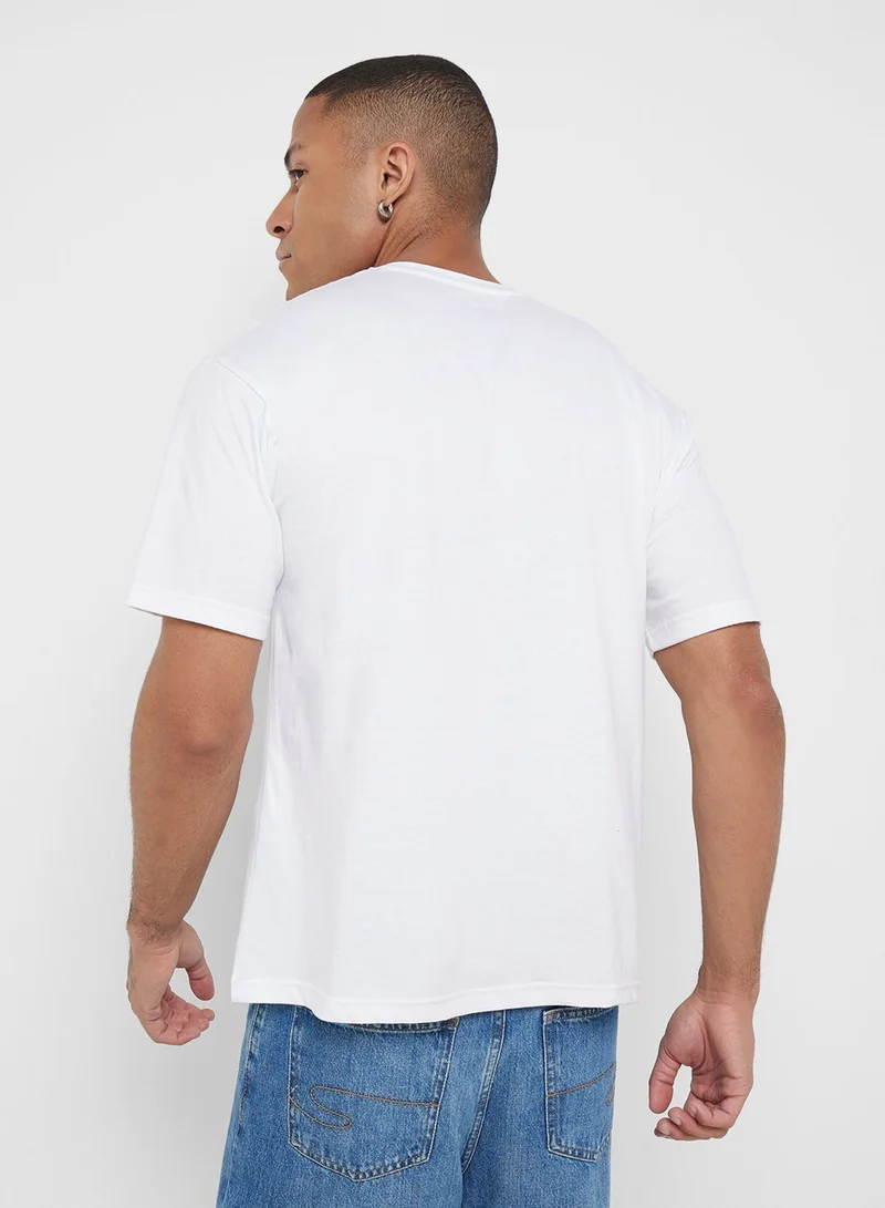 سفنتي فايف تيشيرت بطباعة جرافيك كبير الحجم