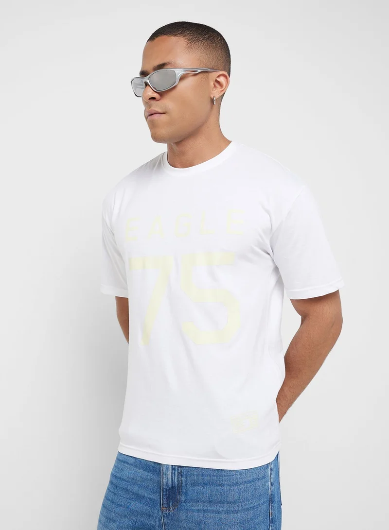 سفنتي فايف تيشيرت بطباعة جرافيك كبير الحجم