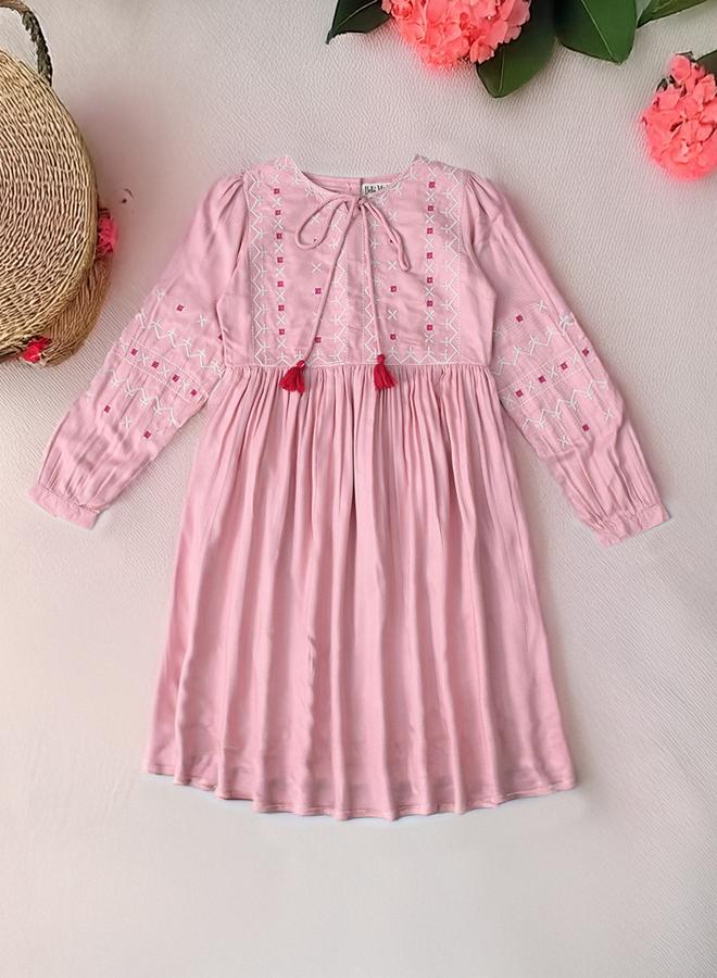 بيلا مودا فستان بيلا مودا بطول الركبة مطرز بربطة عنق - Image 1