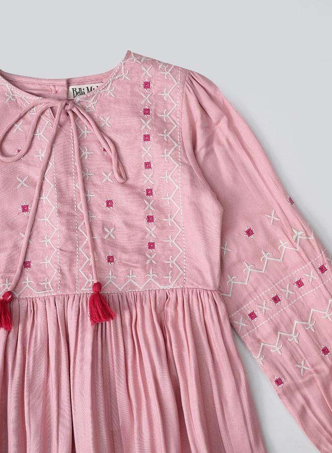 بيلا مودا فستان بيلا مودا بطول الركبة مطرز بربطة عنق - Image 4