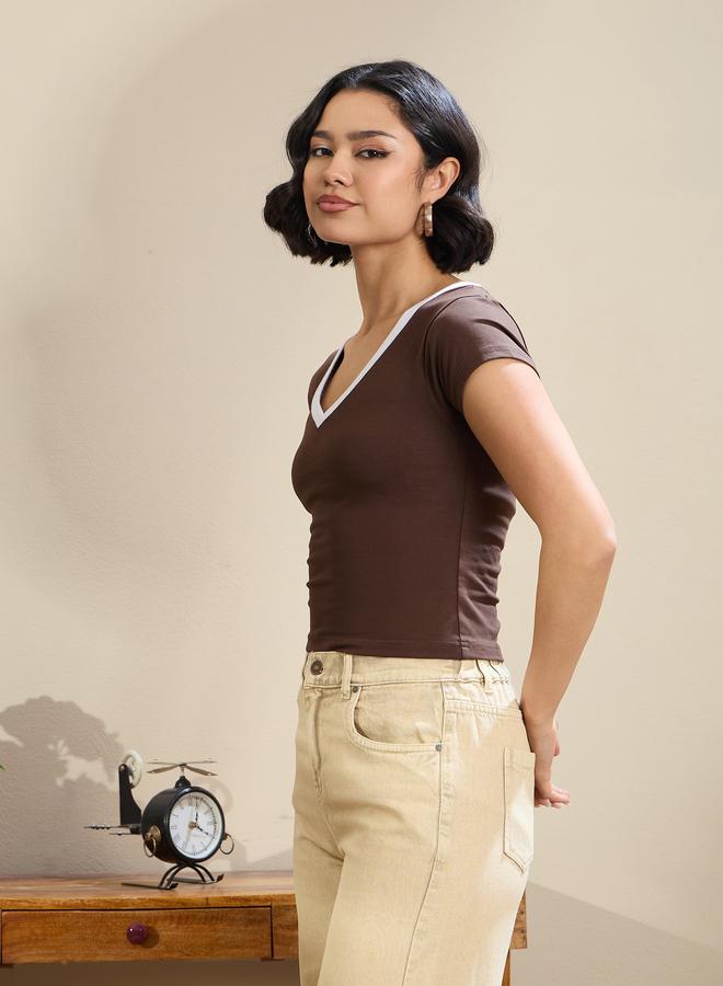 ساسافراس تيشيرت قصير نسائي بياقة  عميقة وتباين بني من ساسافراس - Image 3