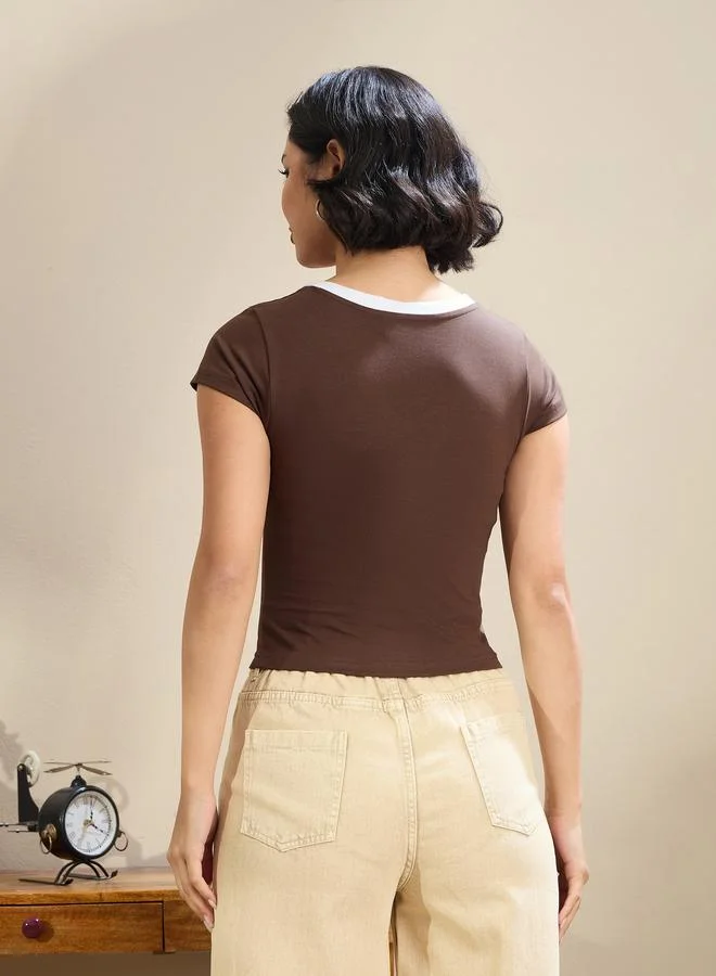 ساسافراس تيشيرت قصير نسائي بياقة  عميقة وتباين بني من ساسافراس