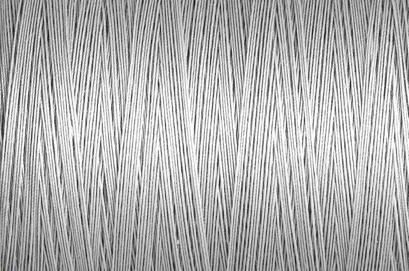 Gutermann Natural Cotton Thread Solids 876yd, Sandy Gray - Image 1